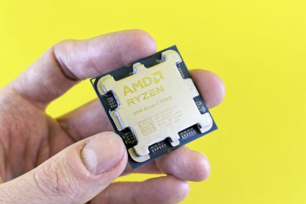 Processador Ryzen 9 9950X3D visto de perto sobre placa-mãe AM5