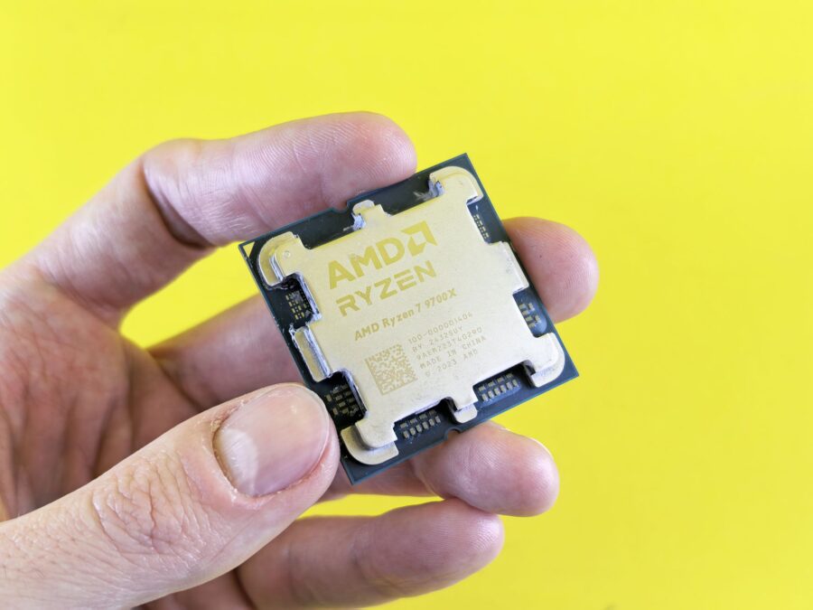 Processador Ryzen 9 9950X3D visto de perto sobre placa-mãe AM5